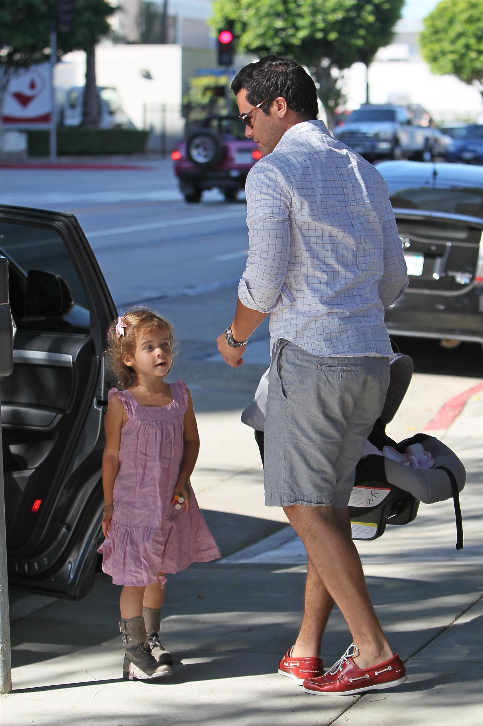 Jessica Alba and Cash Warren take Honor Marie and new baby Haven for breakfast | Picture 98025